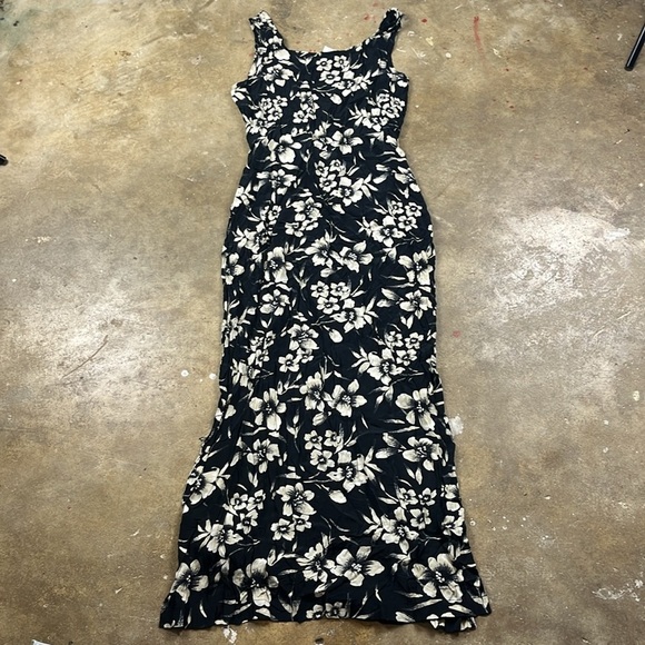 Vintage Old Navy Black and Cream Floral Maxi Dress with side slits NWT
SIZE: 10 - Picture 5 of 6